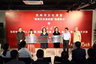 活動育人丨體驗篆刻技藝 感受藝術熏陶 桃浦中學組織學生參觀普陀區(qū)文化館藝術作品展覽